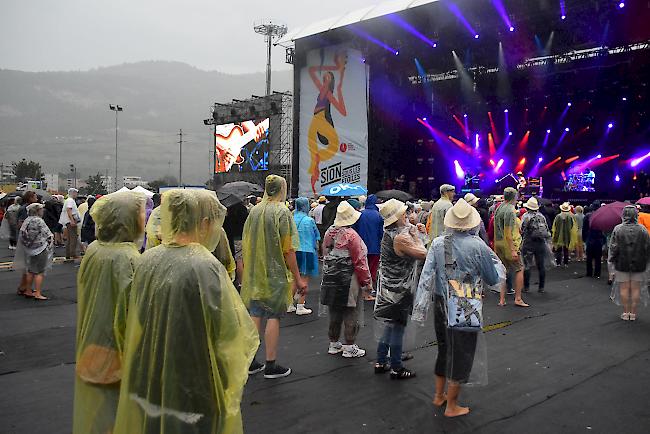 Einhüllte Festivalbesucher am Konzert von Keziah Jones.