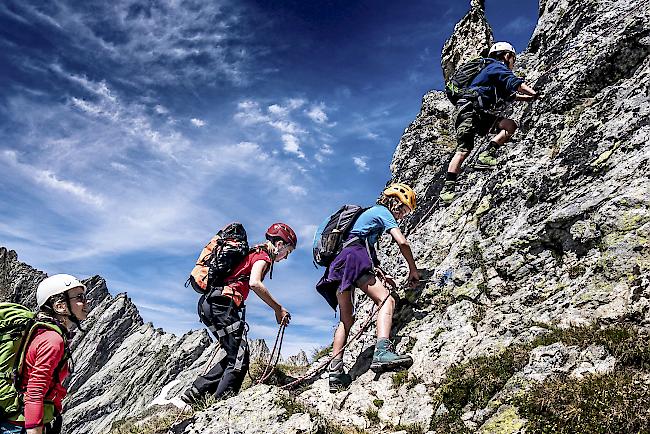 Lehrreiches Erlebnis. Gemeinsam mit Mitarbeitern des UNESCO-Welterbes Swiss Alps Jungfrau Aletsch erklimmten Jugendliche am Wochenende das Wiwannihorn, um die Folgen des Klimawandels hautnah zu entdecken.