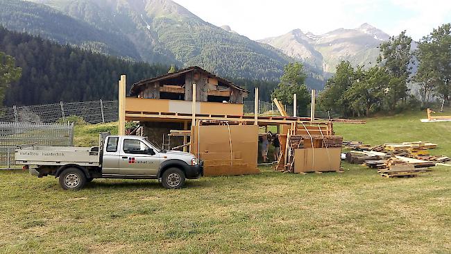 Die Aufbauarbeiten am Gommer Open Air Lax laufen auf Hochtouren.