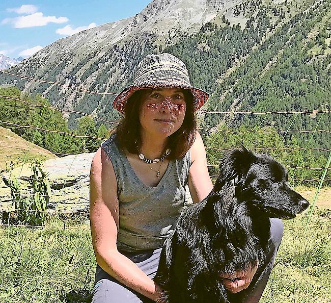 Sarah Müri weilt mit ihrem Hund «Wamiro» im Turtmanntal.