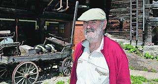 Otto Kreuzer vor dem Heimatmuseum in Oberwald. 