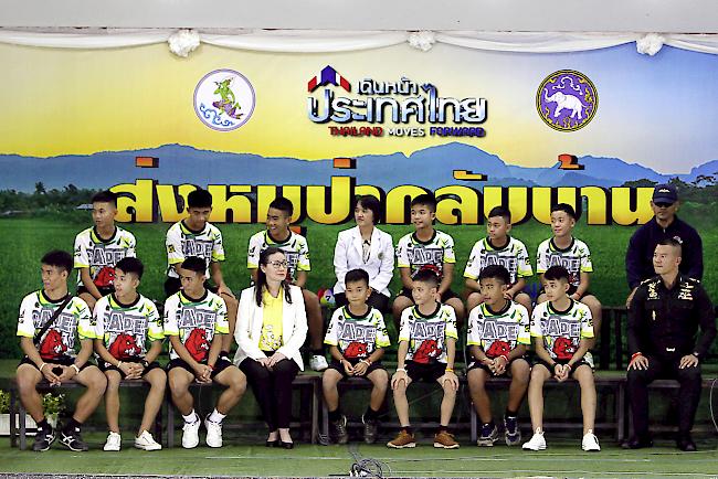 Guter Zustand. Einen Tag früher als angekündigt wird die aus einer Höhle in Thailand gerettete Junioren-Fussballmannschaft am Mittwoch aus dem Spital entlassen.