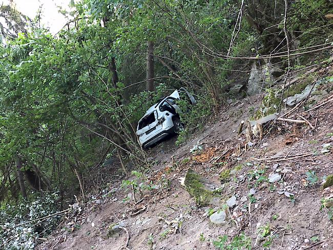 Über Felswand gestürzt. Am Mittwochmorgen in einem Obstgarten in Nendaz ein Autounfall, bei welchem ein 12-jähriger Jugendlicher aus der Region schwer verletzt wurde.