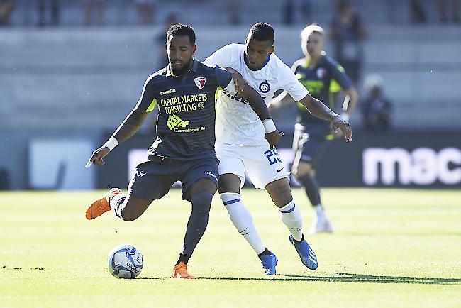 Sittens Carlitos (links) mit Inter Mailands Estevao Dalbert im Zweikampf