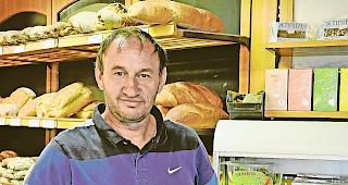 Entt&auml;uscht. B&auml;cker Philibert Imboden sieht schwarz f&uuml;r seinen Laden auf dem Gliser Dorfplatz.Foto WB