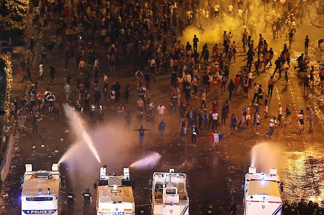 Provokationen. Rund um die WM-Siegesfeier in Paris lieferten sich zahlreiche Chaoten Scharmützel mit der Polizei.