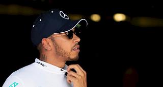 Besiegelt. Nach langwierigen Verhandlungen hat der vierfache Weltmeister Lewis Hamilton seinen Vertrag bei Mercedes um zwei Jahre bis Ende 2020 verl&auml;ngert.