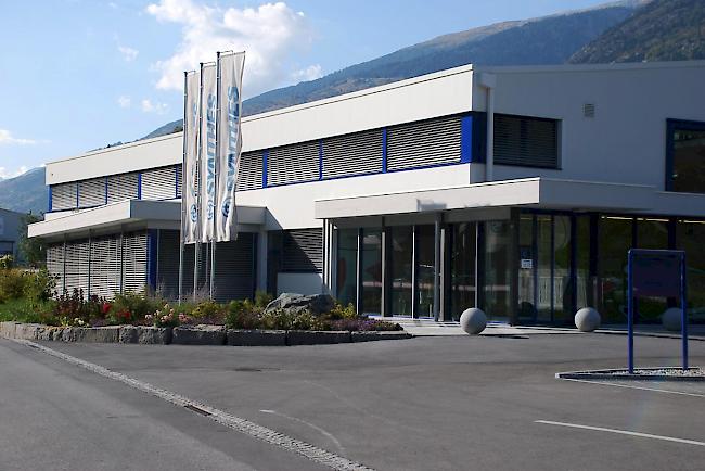 Johnson&Johnson will fünf Produktionsstätten in der Schweiz an das US-amerikanische Unternehmen Jabil abtreten. Darunter auch den Standort Raron. Die Mitarbeitenden sollen von Jabil weiterbeschäftigt werden.