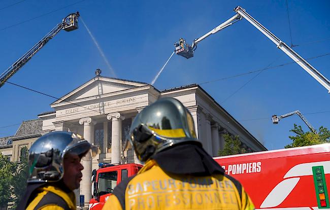 In der Kirche Sacré Coeur in Genf ist am Donnerstagnachmittag ein Brand ausgebrochen: Drei Stockwerke der Kirche im Stadtteil Plainpalais sind eingestürzt. 