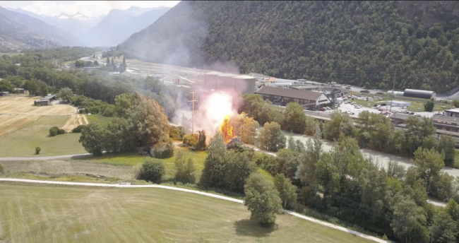 Am Freitagmittag entfachte sich unter einer Hochspannungsleitung in der Steger Industriezone ein Böschungsbrand. Das Feuer ist unter Kontrolle. Die Löscharbeiten sind aber nach wie vor im Gang.