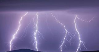 St&uuml;rmisch. MeteoNews rechnet f&uuml;r Freitagabend mit teilweise kr&auml;ftigen Regeng&uuml;ssen und Gewittern.