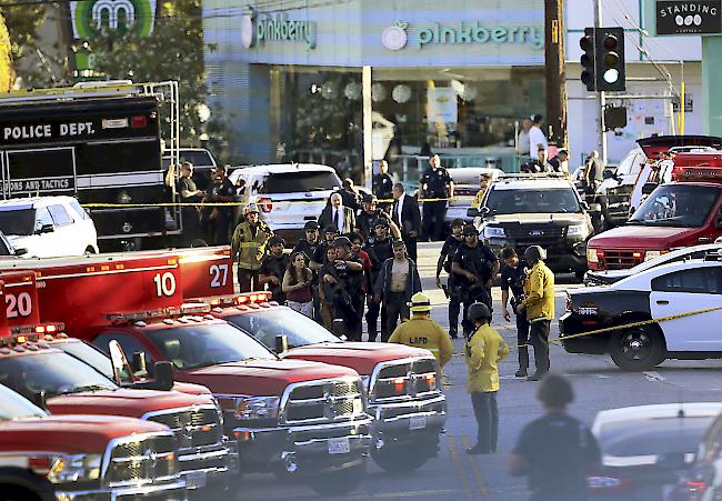 Geiselnahme. Ein Gewalttäter hat sich am Samstag (Ortszeit) in einem Supermarkt in Los Angeles stundenlang mit Geiseln verschanzt und dabei eine Frau erschossen.