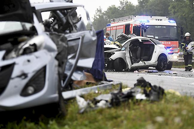 Tragisch. Mindestens zehn Autos rasten auf der Autobahn in Baden-Württemberg ineinander. Vier Menschen starben.