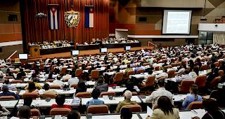 Erste H&uuml;rde. Das kubanische Parlament sagte am Sonntag Ja zur neuen Verfassung, die unter anderem Privatbesitz legalisieren und den Weg f&uuml;r die gleichgeschlechtliche Ehe frei machen will.