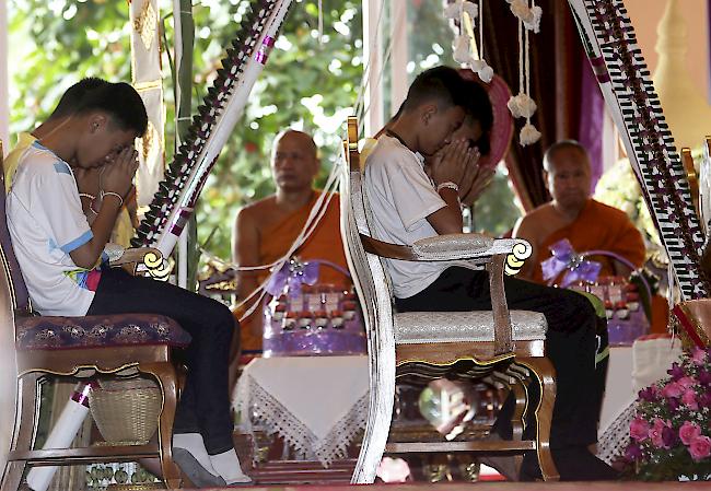 Aufarbeitung. Zur «Reinigung» ins Kloster: Jugendliche der geretteten Fussballmannschaft anlässlich einer buddhistischen Zeremonie.