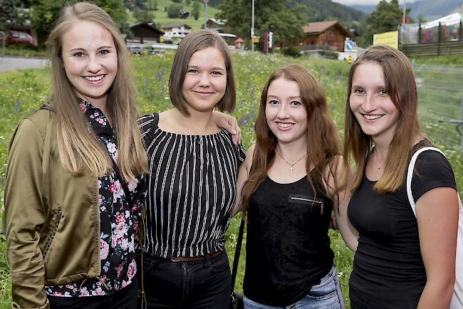 Claudia Imwinkelried (18) aus Fiesch, Carla Kummer (20) aus Mörel, Valentina Schalbetter (20) und Myriam Heinen (20) aus Grengiols.