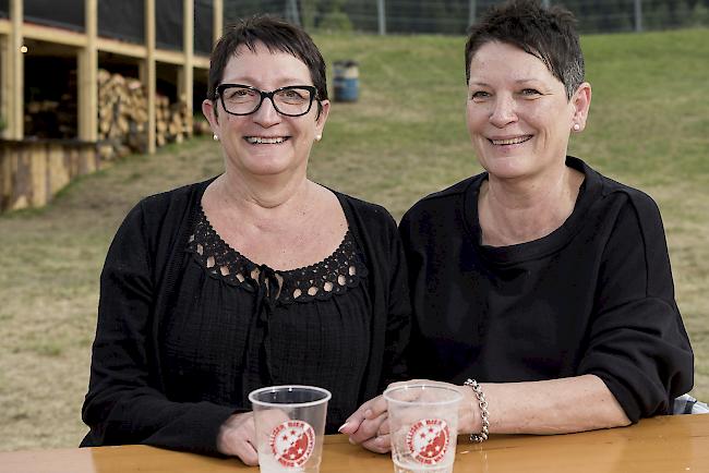 Daniela Schnyder (56) und Gaby Brandellero (57) aus Steg.