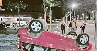 Gef&auml;hrlich. Nach der Irrfahrt &uuml;ber den Sebastiansplatz krachte das Auto in das &laquo;Dr. Goudron&raquo;-Denkmal beim Restaurant du Pont. Foto zvg