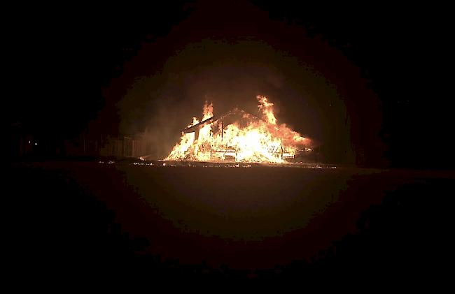 Ein Grossbrand hat in er Nach auf Dienstag einen Hangar des Ausschaffungszentrums (LMC) in Granges zerstört.