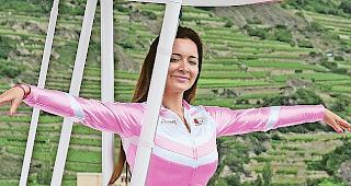 Danielle del Buono pr&auml;sentiert das Wingwalking vom Flughafen Sitten aus.