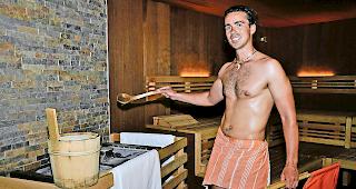 Heisser Job. Mit F&auml;chern oder T&uuml;chern verteilt Adrian (28) die heisse Luft in der Sauna f&uuml;r den Wohlf&uuml;hleffekt.Foto WB