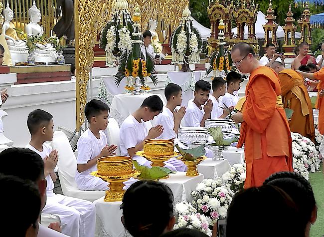 Neue Phase. Elf der zwölf Spieler und ihr Trainer wurden am Dienstag in einer Zeremonie in der Provinzhauptstadt Chiang Rai auf den Aufenthalt in verschiedenen buddhistischen Klöstern vorbereitet.