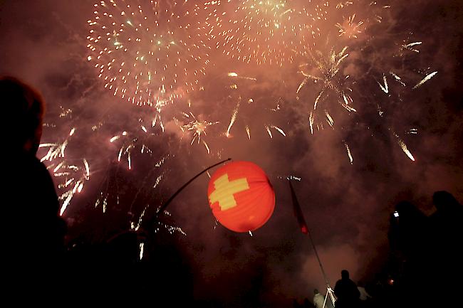 Aufgepasst. Die 1. August-Feierlichkeiten werden traditionell mit Feuerwerk umrahmt. Das Bundesamt für Umwelt (Bafu) und der Schweizer Tierschutz warnen nun vor den zahlreichen Gefahren für Mensch und Tier.