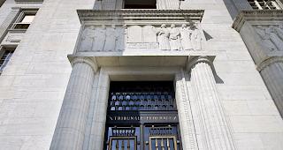 Mann ging mit einer Akku-Kettens&auml;ge in eine Bar, liess den Motor aufheulen und richtete das Schwert vor sich nach oben.