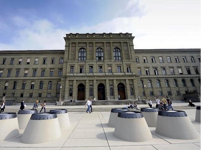 Arbeitsplatz. Der Personalbestand der universitären Hochschulen (Bild:ETH Zürich) ist in den letzte Jahren stark gestiegen.