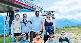 Gutes tun. Lagerleiter Matthias und Isabelle mit einem Teil der Teilnehmergruppe.Foto WB