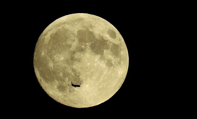 Schauspiel. Mit dem Blutmond und der Mondfinsterniskommt es am Freitagabend gleich zu zwei spektakulären Ereignissen am Nachthimmel.