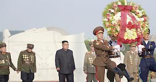 Zeremonie. Die nordkoreanische Nachrichtenagentur KCNA hat ein Foto ver&ouml;ffentlicht, das den nordkoreanischen Machthaber Kim Jong Un beim Besuch eines Soldatenfriedhofs anl&auml;sslich des 65. Jahrestages des Endes des Koreakrieges am 27. Juli zeigt.