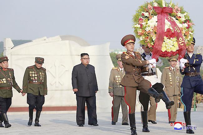 Zeremonie. Die nordkoreanische Nachrichtenagentur KCNA hat ein Foto veröffentlicht, das den nordkoreanischen Machthaber Kim Jong Un beim Besuch eines Soldatenfriedhofs anlässlich des 65. Jahrestages des Endes des Koreakrieges am 27. Juli zeigt.