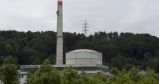 Die Folgen der Hitze. Das Kernkraftwerk M&uuml;hleberg kann wegen der warmen Aare weniger Strom produzieren.