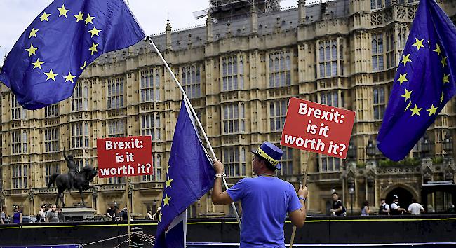 Premiere. Erstmals ist einer Umfrage zufolge eine knappe Mehrheit der Briten für ein Referendum über die Austrittsbedingungen ihres Landes aus der EU.