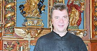 Gesellig und lebensfreudig. Zbigniew Stepniak, seit 20 Jahren im Sommer als &laquo;Pfarrer Josef&raquo; und Konzerts&auml;nger  im Oberwallis unterwegs.