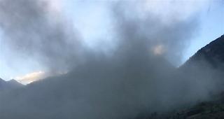 Der Felssturz f&uuml;hrte zu einer eindr&uuml;cklichen Staubwolke.