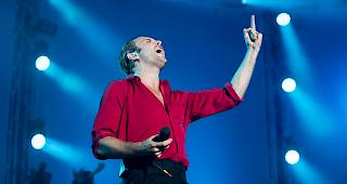 Hurts-S&auml;nger Theo Hutchcraft am Blue Balls Festival in Luzern