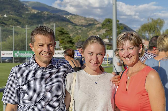 Florian Molling (50), Susten, Justine Baillet (19), Nizza, und Christel Molling (47), Susten.