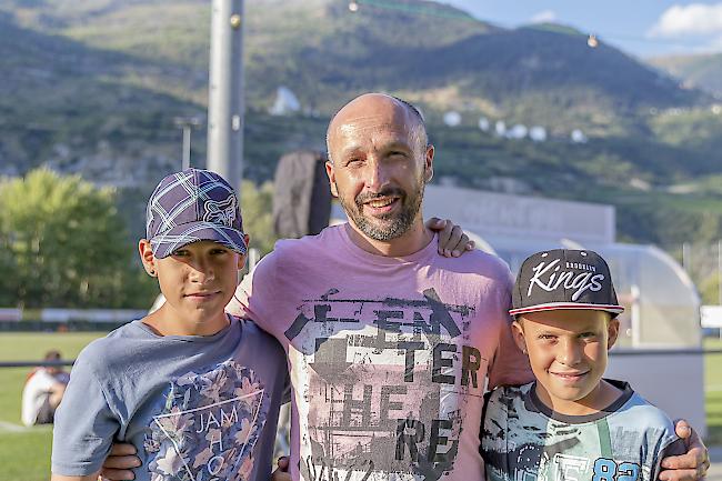 Matheo (13), Tony (45) und David (10) Marotta, Susten.