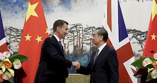 Fettn&auml;pfchen. Bei einem Treffen mit seinem Kollegen Wang Yi in Peking wollte sich der britische Aussenminister Hunt damit br&uuml;sten, dass er mit einer Chinesin verheiratet ist - sagte aber stattdessen &laquo;Japanerin&raquo;. China und Japan sind seit Jahrhunderten Rivalen.