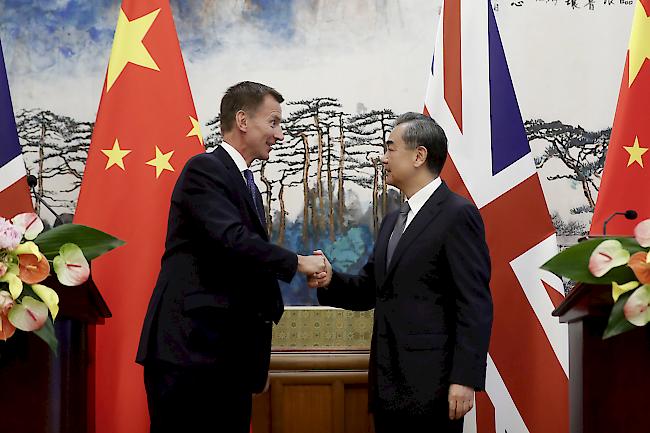 Fettnäpfchen. Bei einem Treffen mit seinem Kollegen Wang Yi in Peking wollte sich der britische Aussenminister Hunt damit brüsten, dass er mit einer Chinesin verheiratet ist - sagte aber stattdessen «Japanerin». China und Japan sind seit Jahrhunderten Rivalen.