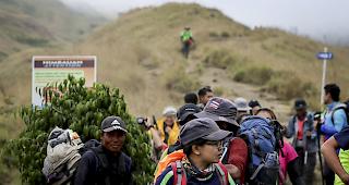 Blockiert. Nach dem Erdbeben auf der indonesischen Ferieninsel Lombok haben hunderte Wanderer auf einem aktiven Vulkan festgesessen. Betroffen waren 560 Touristen und Bergf&uuml;hrer. Die Evakuierungsmassnahmen sind angelaufen und sollen bis Dienstag dauern.