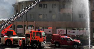 Grosseinsatz. Nach einem Brand in einem Geb&auml;udekomplex in Fully mussten drei Personen wegen Verdacht auf Rauchvergiftung ins Spital eingeliefert werden.