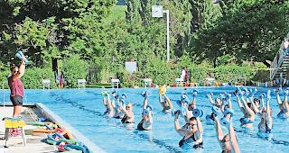 Hoch die Arme. Von der Gymnastik lassen sich die Damen im Schwimmbad &laquo;M&uuml;hleye&raquo; nicht abhalten.