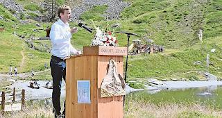 Das Glas erheben. Stefan B&uuml;sser stiess auf die Schweiz an.