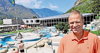 Optimist. Olivier Foro (53) am Dienstagmittag im Aussenbereich des Brigerbads. Er spricht von &laquo;einem Sommer wie aus dem Bilderbuch&raquo;.Foto WB