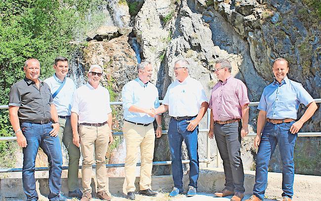 Mit vereinten Kräften. Generalagent Roland Lüthi und Gemeindepräsident German Gruber bekräftigen die Partnerschaft mit einem Händedruck. Von links:
Fernando Schnyder, Marco Volken, Herbert Bregy, Roland Lüthi, German Gruber, Jürgen Brigger und Roman Imboden.Foto WB