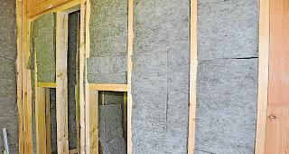 Schafwolle. Das D&auml;mmmaterial stammt von regionalen Bauern.