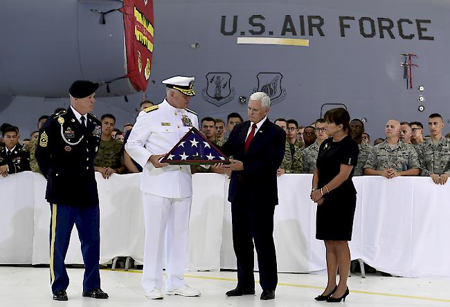 Letzte Ehre. US-Vizepräsident Mike Pence nahm auf Hawaii die sterblichen Überreste mutmasslich in Nordkorea gefallener US-Soldaten in Empfang.
